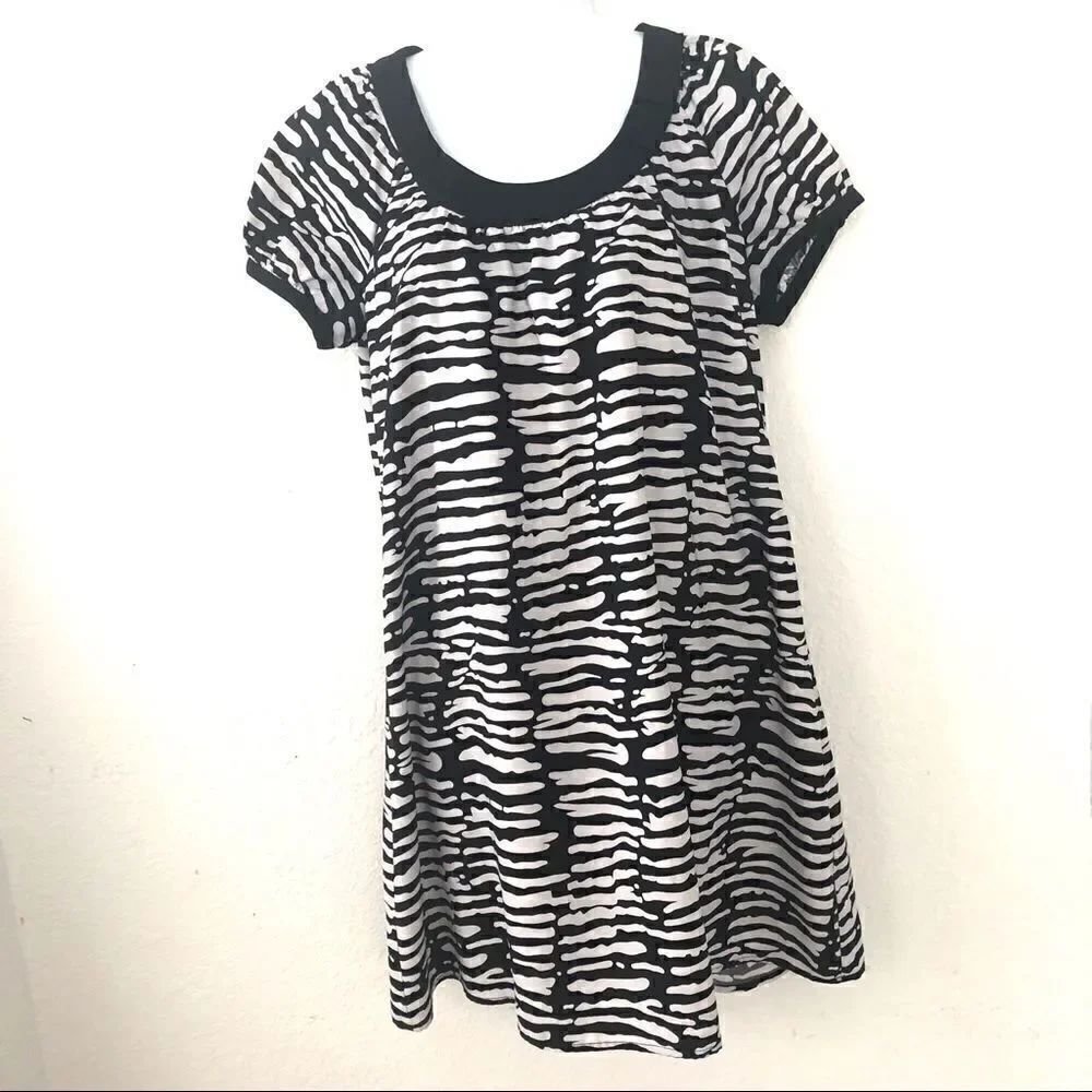 BCBG FLOWY BLK/WHT CAP SLEEVE DRESS